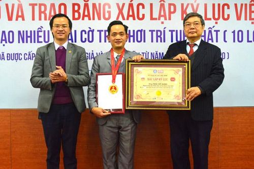 Trao kỷ lục Việt Nam cho người sáng tạo nhiều loại cờ trò chơi trí tuệ nhất