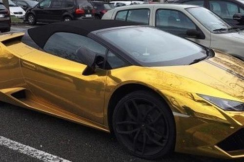 Triệu phú lái xe từ Anh sang Italy để đe dọa bạn gái cũ