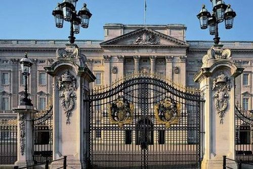 Nhân viên phục vụ ngồi tù vì trộm đồ của Cung điện Buckingham rao bán trên eBay