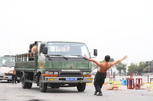 Giữa ngày đông tháng giá, xem Cảnh sát cơ động mình trần kéo xe tải