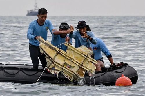 Indonesia tìm thấy bộ phận thi thể và mảnh vỡ máy bay rơi