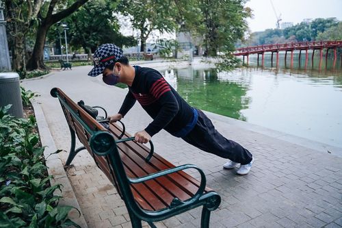 Người dân tập thể dục vào ngày rét 10 độ C