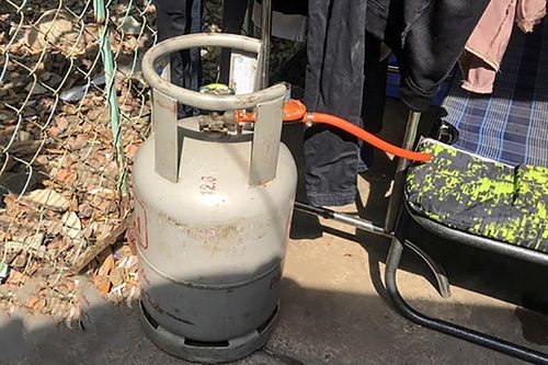 Nam thanh niên ôm bình gas dọa phóng hỏa giữa xóm trọ