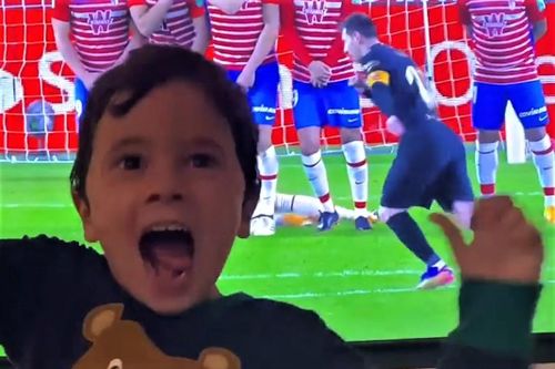 Con trai phấn khích khi Messi đá phạt thành bàn