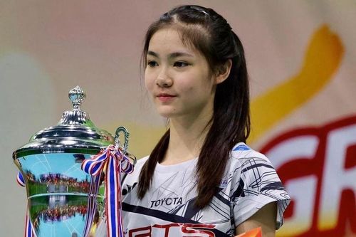Nhan sắc tay vợt 14 tuổi lập kỷ lục cầu lông Thái Lan