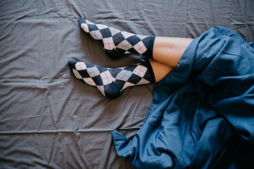 Lợi ích bất ngờ khi đeo tất đi ngủ