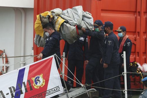 Tìm được hộp đen máy bay Indonesia rơi ngoài khơi Jakarta