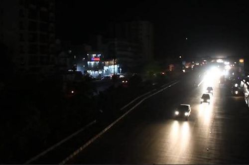 Pakistan chìm trong bóng tối do sự cố mất điện hàng loạt
