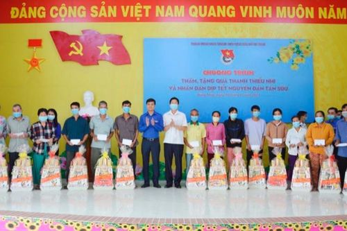 Trung ương Đoàn tặng quà, chúc Tết tại Đồng Tháp