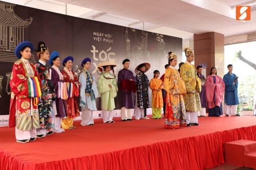 Người trẻ 'ngỡ ngàng' với cổ phục Việt