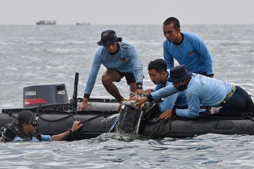 Vụ máy bay rơi tại Indonesia: Tìm thấy nhiều phần thi thể, bắt được tín hiệu hộp đen máy bay