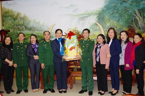 Chủ tịch Hội Liên hiệp Phụ nữ Việt Nam tặng quà, chúc Tết Bộ Chỉ huy BĐBP Quảng Nam
