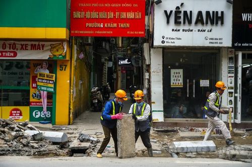 Cuối năm, điệp khúc lát đá vỉa hè, chỉnh trang đô thị lại diễn ra trên các con phố dễ gây ùn tắc
