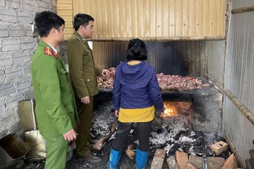 Bắt quả tang lò sản xuất mỡ bẩn từ thịt ôi thiu, đem bán cho các cửa hàng cơm rang