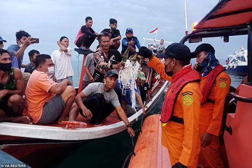 Nhân chứng vụ rơi máy bay Indonesia: Có 2 tiếng nổ, mảnh thi thể nổi trên biển