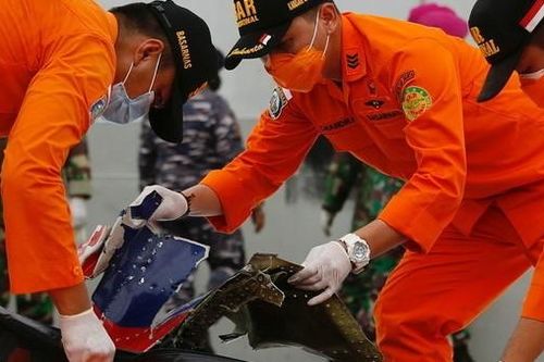Tìm thấy các mảnh vỡ và thi thể nạn nhân trong vụ rơi máy bay Indonesia