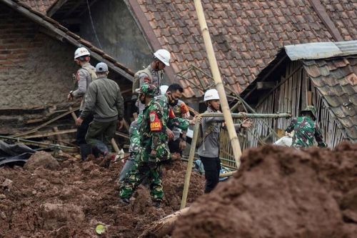 Thảm họa lở đất kép, ít nhất 12 người thiệt mạng ở Indonesia