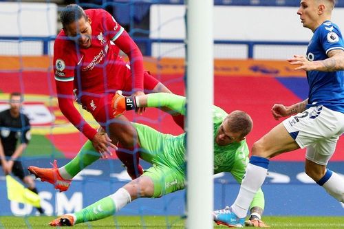 Trọng tài hối hận không đuổi Pickford đã 'chơi xấu' Van Dijk