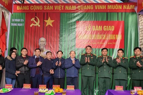 Bàn giao nhà đồng đội ở Con Cuông