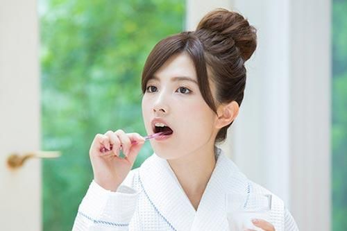 Vì sao răng bị ê buốt, khắc phục thế nào?