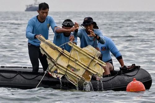Nhân chứng kể lại khoảnh khắc máy bay rơi ở Indonesia: Nhiều mảnh vỡ trôi nổi sau tiếng nổ lớn ngỡ là bom
