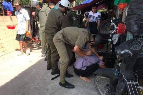 Khống chế thành công nam thanh niên ôm bình gas đòi tự sát vì mẹ không cho tiền đi chơi