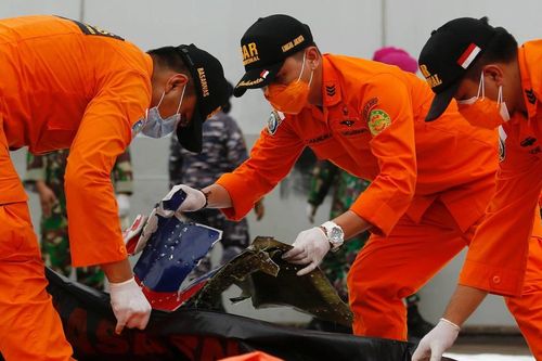 Bắt được tín hiệu nghi từ hộp đen trên máy bay gặp nạn tại Indonesia, nguyên nhân tai nạn sắp được hé lộ