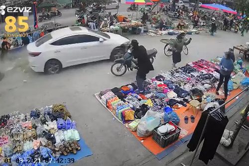 Clip: Xe ô tô con mất lái rồi lao thẳng vào chợ khiến nhiều người hoảng loạn