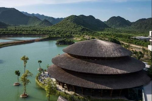 Nhà hàng tre bìa rừng Cúc Phương có mái rộng tới 1.050 m2