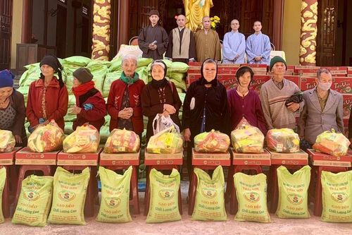 Tặng 400 suất quà cho bệnh nhân phong và người nghèo huyện Chư Prông