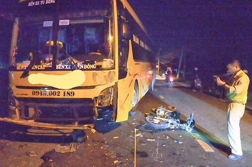 Vạn Ninh: Xe khách va chạm xe máy, 1 người bị thương nặng