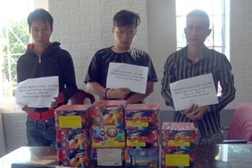 Bắt các đối tượng mua bán pháo nổ qua MXH, phát hiện súng tự chế