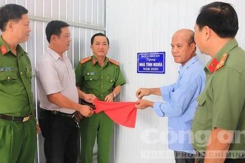 Công an An Giang trao nhà tình nghĩa cho thân nhân liệt sĩ