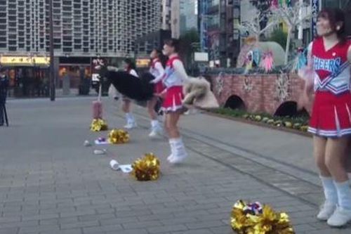 Clip nữ cổ động viên xinh đẹp Nhật múa giữa đường khích lệ người dân
