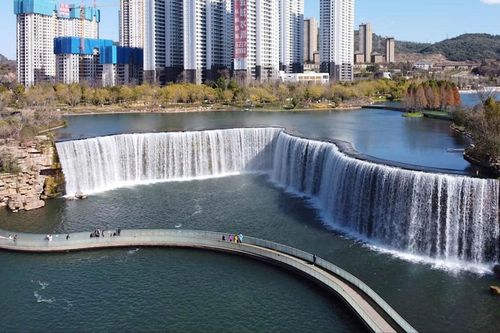 Vẻ đẹp ngoạn mục của thác nước nhân tạo lớn nhất châu Á