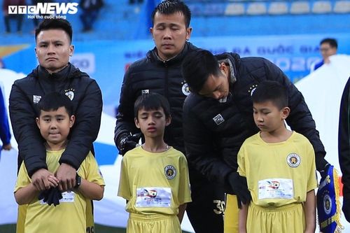 Ban tổ chức Siêu Cup QG: 3 em mặc không đủ ấm do muốn chụp ảnh cùng thần tượng
