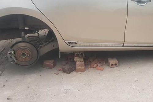 Lại chuyện tháng củ mật: Chiếc xe 4 bánh trở thành 'tật nguyền' chỉ sau một đêm nằm ngoài bãi đỗ, khổ chủ câm nín