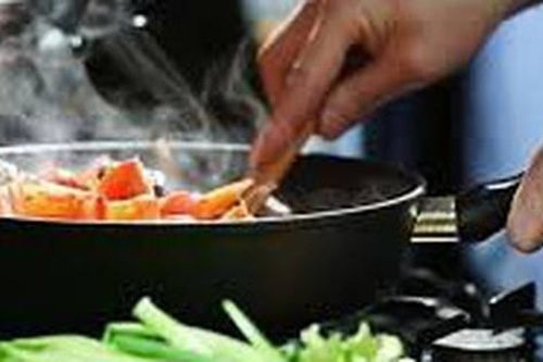 Nấu mọi thứ với cùng một loại dầu, sai lầm trong nấu nướng mà chuyên gia khuyên tránh
