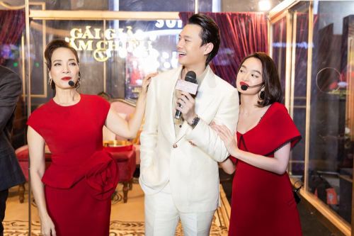 Nam chính 'Sống chung với mẹ chồng' bất ngờ quỳ gối tặng hoa cho Kaity Nguyễn