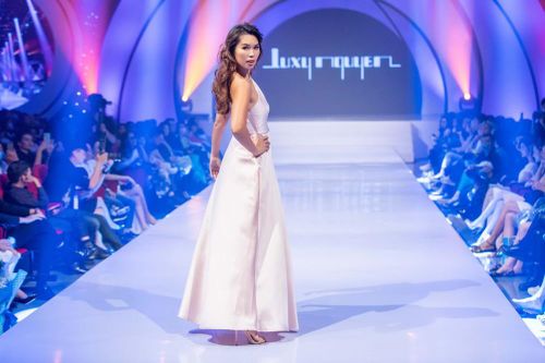 Siêu mẫu Hà Anh đầy thần thái, mở màn show diễn thời trang dành riêng cho trẻ em
