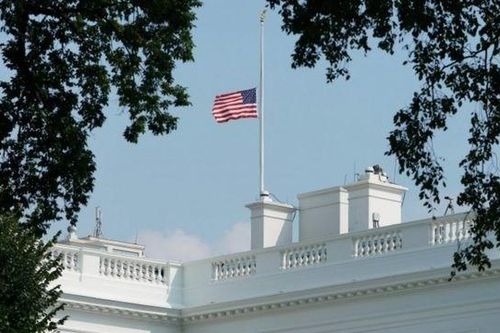 Nhà Trắng hạ cờ tưởng niệm cảnh sát thiệt mạng trong vụ bạo loạn đồi Capitol