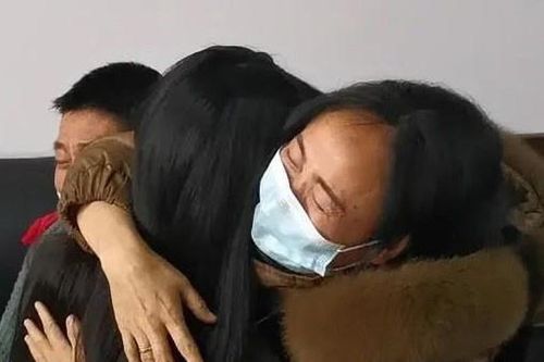 Cha mẹ tìm thấy con gái đúng ngày cô mất tích cách đây 18 năm