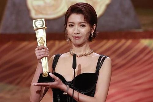 Á hậu Thái Tư Bối gây tranh cãi khi đoạt giải Thị hậu TVB 2020