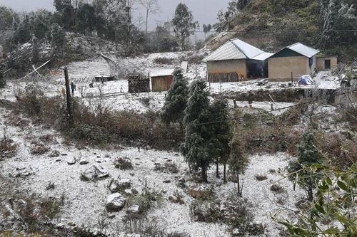 Tuyết phủ trắng xóa nóc nhà ở Y Tý