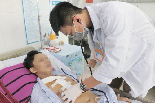 Bệnh nhân bị dập nát vai do tông vào đuôi xe tải