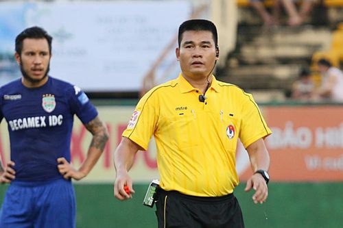 Trọng tài 'đi làm bảo vệ vẫn được thổi V-League 2019' trở lại cầm còi ở mùa giải 2021
