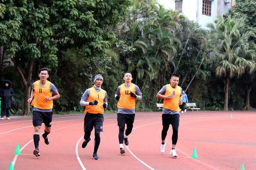 Các trọng tài và trợ lý trọng tài chinh phục thử thách kiểm tra thể lực dưới trời lạnh Hà Nội