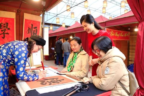 Thi tuyển 'ông đồ' tham gia Hội chữ tại Văn Miếu - Quốc Tử Giám