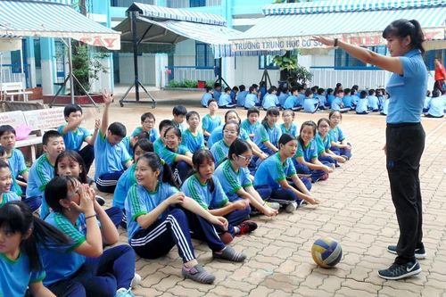 Nỗ lực chăm lo tết cho giáo viên