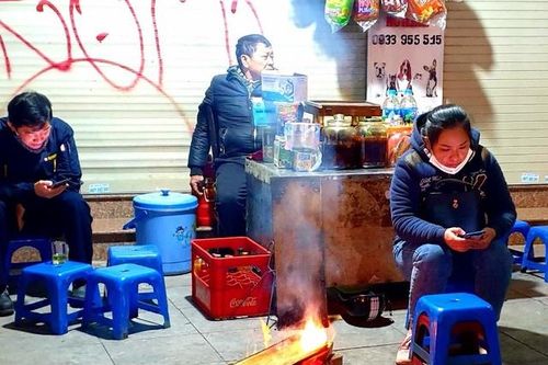 Hà Nội: Người lao động đốt lửa mưu sinh trong giá rét